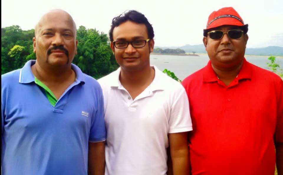 ডাঃ আরিফ মাসুদ চৌধুরী সহকর্মীদের সাথে মাঠপর্যায়ে