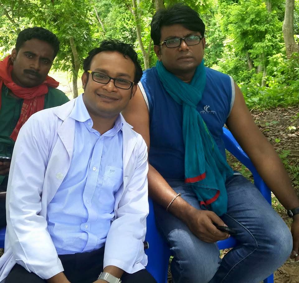 ডাঃ আরিফ মাসুদ চৌধুরী সহকর্মীদের সাথে বাইরে